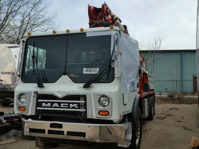 1M2AV04C0FM01201W - 2015 MACK 600 MRU600 WHITE photo 2