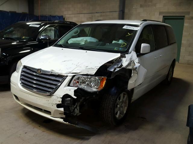 2A8HR54P98R694386 - 2008 CHRYSLER TOWN & COU WHITE photo 2