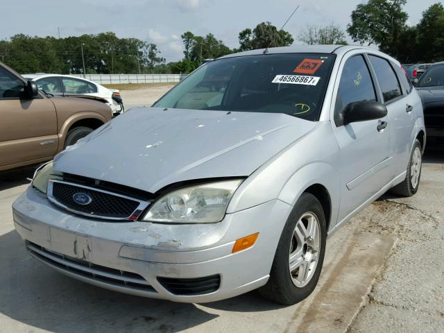 1FAFP37N87W233324 - 2007 FORD FOCUS SILVER photo 2