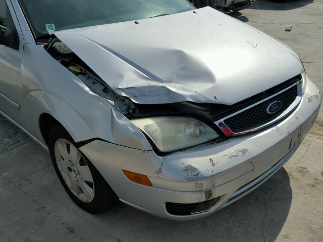 1FAFP37N87W233324 - 2007 FORD FOCUS SILVER photo 9