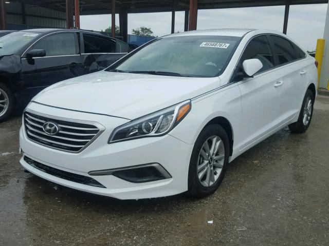 5NPE24AF3HH499451 - 2017 HYUNDAI SONATA SE WHITE photo 2