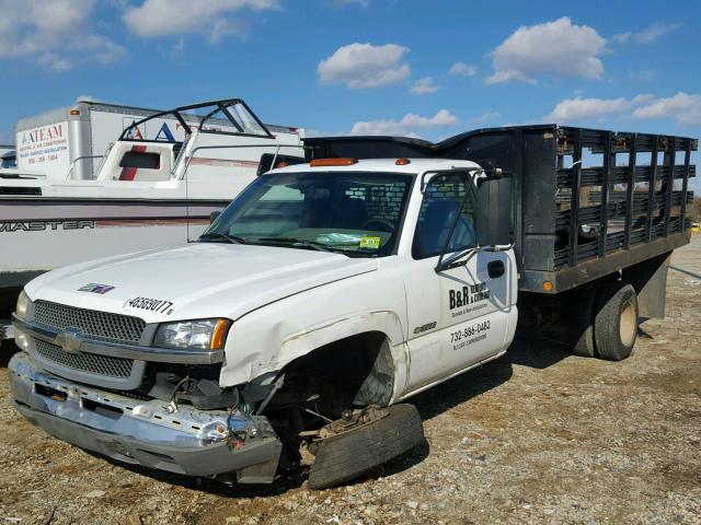 1GBJC34U24E212888 - 2004 CHEVROLET SILVERADO WHITE photo 2