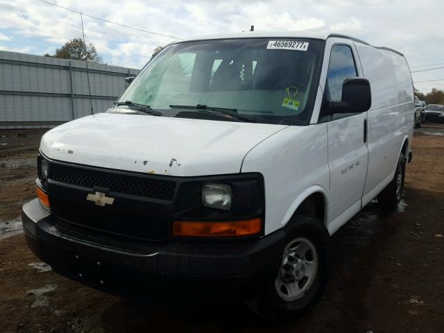 1GCGG25C281117223 - 2008 CHEVROLET EXPRESS G2 WHITE photo 2