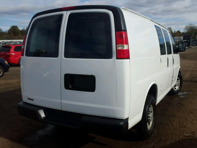 1GCGG25C281117223 - 2008 CHEVROLET EXPRESS G2 WHITE photo 4