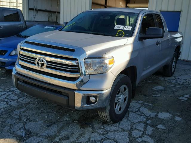 5TFRM5F1XGX100990 - 2016 TOYOTA TUNDRA DOU SILVER photo 2