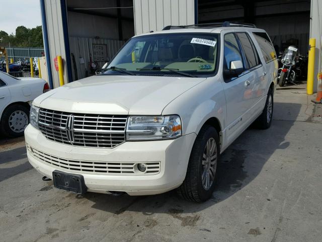 5LMFL28588LJ10956 - 2008 LINCOLN NAVIGATOR თეთრი ფოტო 2