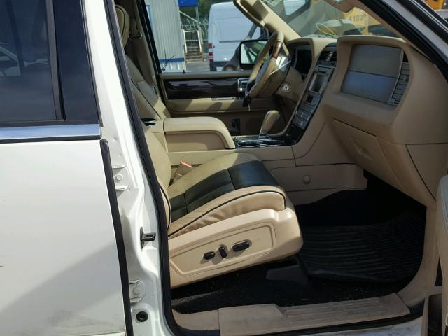 5LMFL28588LJ10956 - 2008 LINCOLN NAVIGATOR თეთრი ფოტო 5