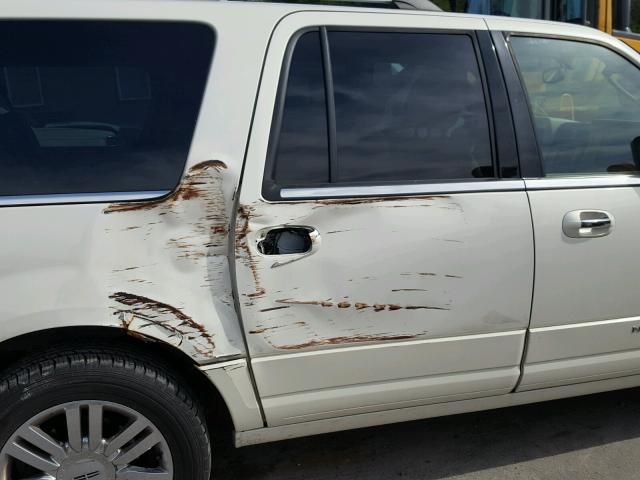 5LMFL28588LJ10956 - 2008 LINCOLN NAVIGATOR თეთრი ფოტო 9