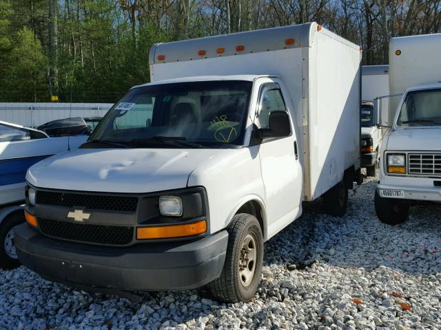 1GBHG31V641176050 - 2004 CHEVROLET EXPRESS G3 WHITE photo 2