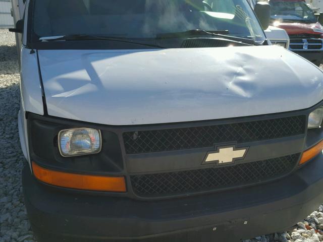 1GBHG31V641176050 - 2004 CHEVROLET EXPRESS G3 WHITE photo 9