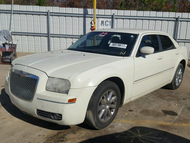 2C3KA53GX7H896281 - 2007 CHRYSLER 300 TOURIN CREAM photo 2