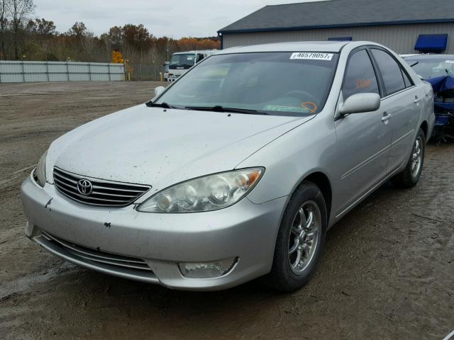 4T1BE32K85U962228 - 2005 TOYOTA CAMRY LE SILVER photo 2