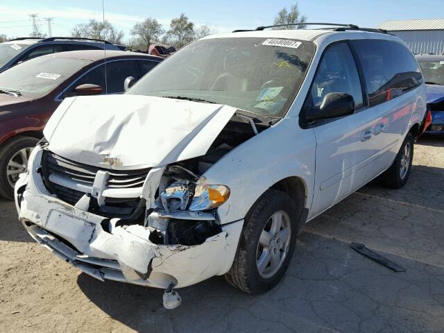 2D4GP44L57R218556 - 2007 DODGE GRAND CARA WHITE photo 2