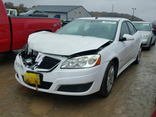 1G2ZA5EB6A4120413 - 2010 PONTIAC G6 WHITE photo 2