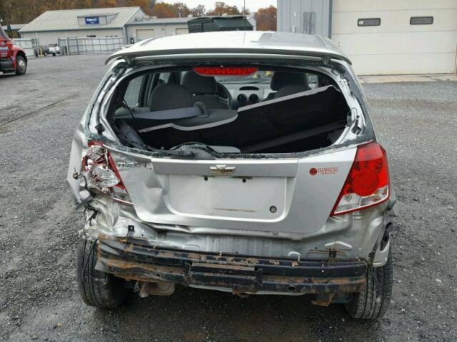 KL1TD62635B416410 - 2005 CHEVROLET AVEO BASE ნაცრისფერი ფოტო 10