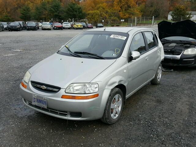 KL1TD62635B416410 - 2005 CHEVROLET AVEO BASE GRAY photo 2