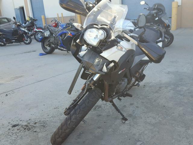 WB1018904EZY95703 - 2014 BMW G650 GS CREAM photo 2