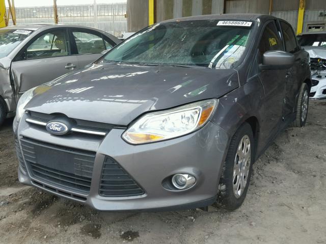 1FAHP3F29CL298453 - 2012 FORD FOCUS SE GRAY photo 2