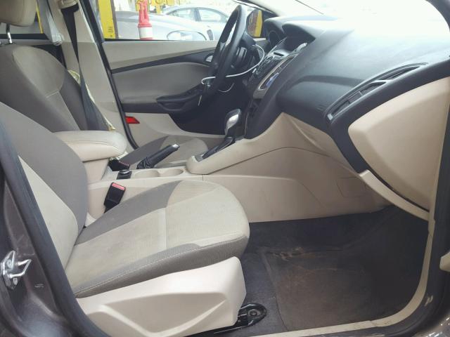 1FAHP3F29CL298453 - 2012 FORD FOCUS SE GRAY photo 5