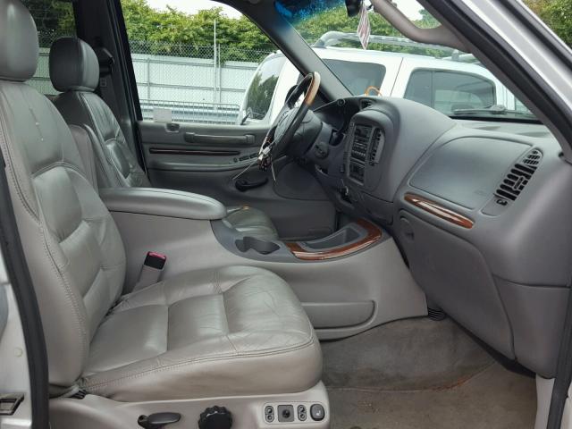 5LMPU28A0XLJ18627 - 1999 LINCOLN NAVIGATOR ვერცხლისფერი ფოტო 5