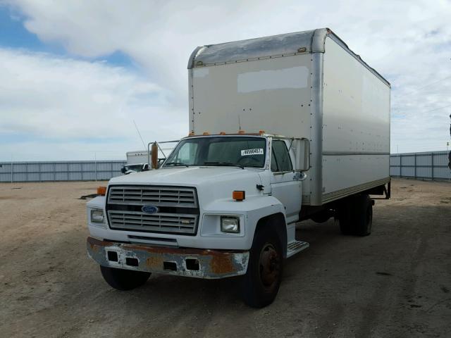 1FDNK74P1LVA43135 - 1990 FORD F700 WHITE photo 2