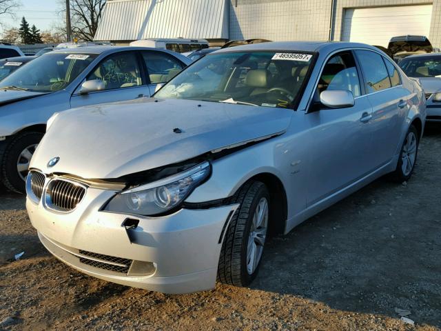 WBANV13539C156062 - 2009 BMW 528 XI SILVER photo 2