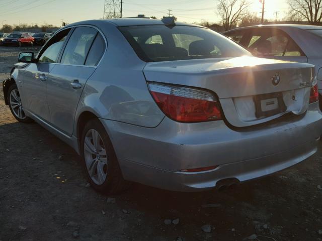 WBANV13539C156062 - 2009 BMW 528 XI SILVER photo 3