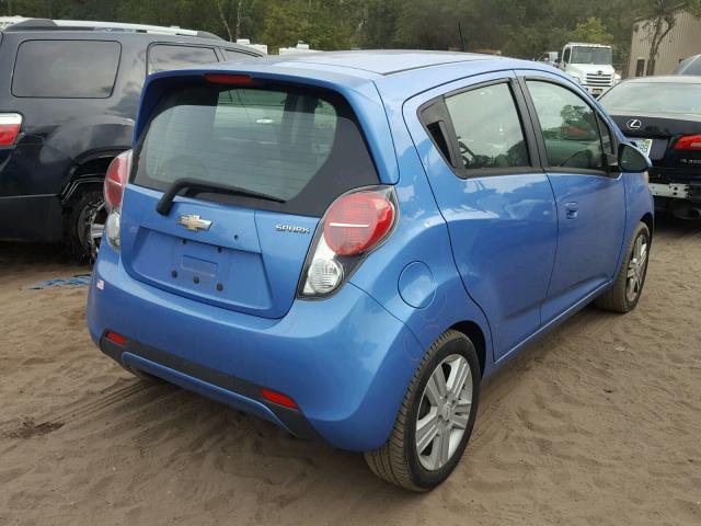 KL8CD6S99DC569622 - 2013 CHEVROLET SPARK 1LT Синий фото 4