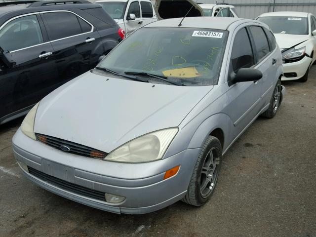 3FAFP37342R232763 - 2002 FORD FOCUS ZX5 SILVER photo 2