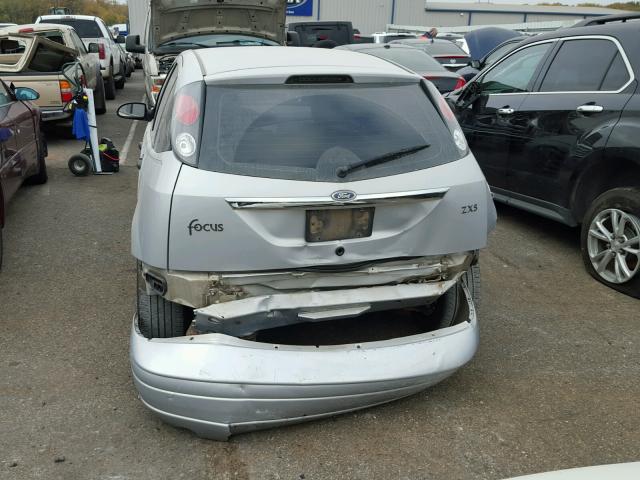 3FAFP37342R232763 - 2002 FORD FOCUS ZX5 SILVER photo 9