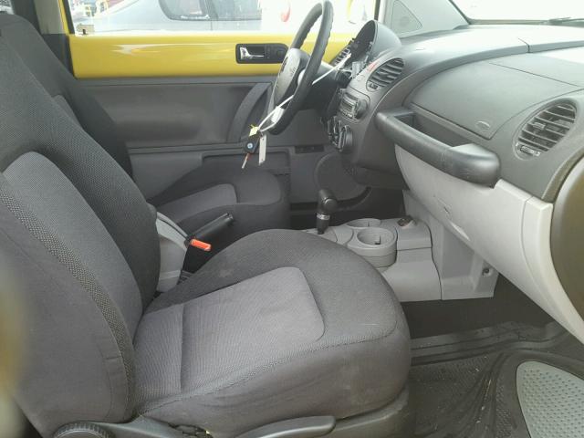 3VWCR31C55M414423 - 2005 VOLKSWAGEN NEW BEETLE 黄色 照片 5