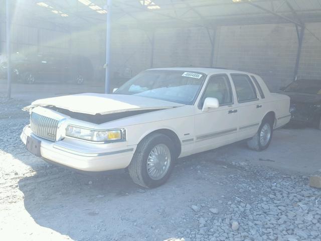 1LNLM83W6TY635371 - 1996 LINCOLN TOWN CAR C CREAM photo 2