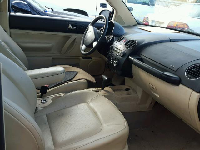 3VWPG3AG6AM035905 - 2010 VOLKSWAGEN NEW BEETLE 黑色 照片 5