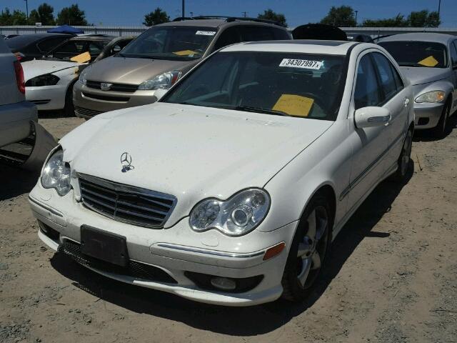 WDBRF40J25F713636 - 2005 MERCEDES-BENZ C 230K SPO WHITE photo 2