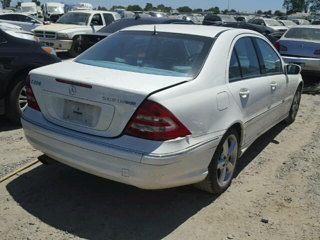 WDBRF40J25F713636 - 2005 MERCEDES-BENZ C 230K SPO WHITE photo 4