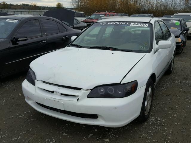 1HGCG1640WA021721 - 1998 HONDA ACCORD LX WHITE photo 2