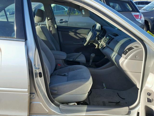 4T1BE32K34U332115 - 2004 TOYOTA CAMRY LE 银色 照片 5