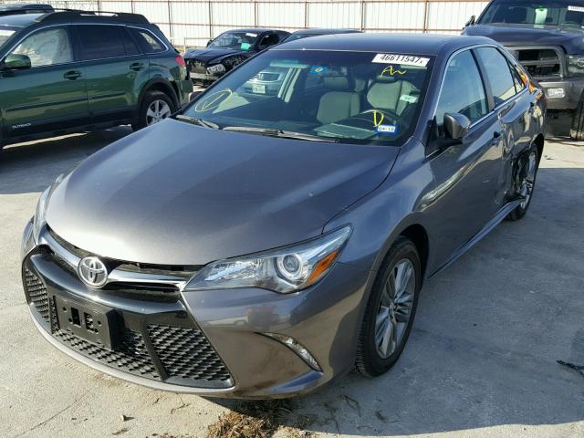 4T1BF1FK7GU205934 - 2016 TOYOTA CAMRY LE GRAY photo 2