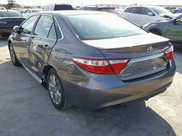 4T1BF1FK7GU205934 - 2016 TOYOTA CAMRY LE ნაცრისფერი ფოტო 3