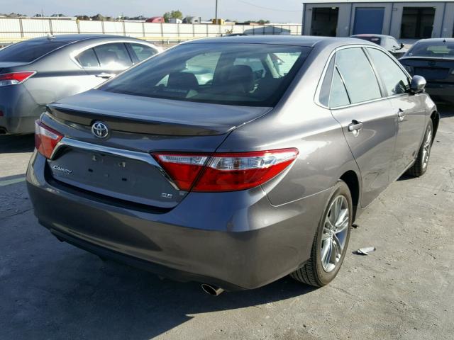 4T1BF1FK7GU205934 - 2016 TOYOTA CAMRY LE ნაცრისფერი ფოტო 4