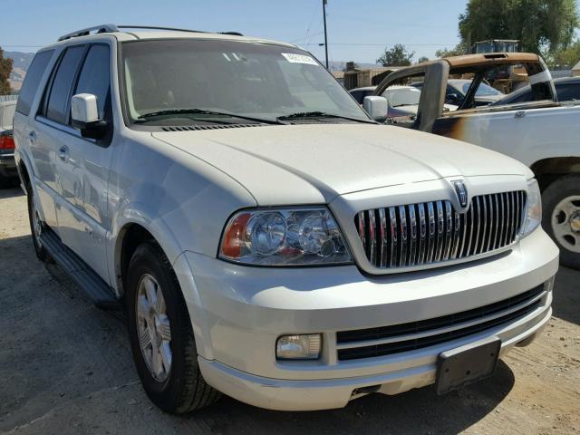 5LMFU27505LJ12582 - 2005 LINCOLN NAVIGATOR Biały zdjęcie 1
