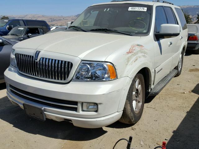 5LMFU27505LJ12582 - 2005 LINCOLN NAVIGATOR Biały zdjęcie 2
