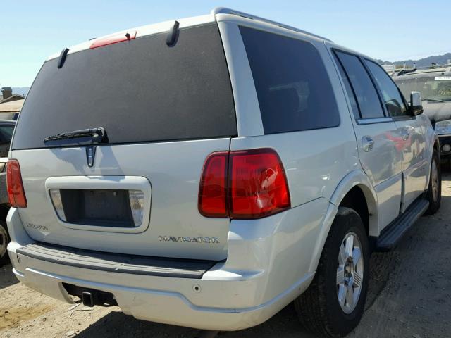 5LMFU27505LJ12582 - 2005 LINCOLN NAVIGATOR Biały zdjęcie 4