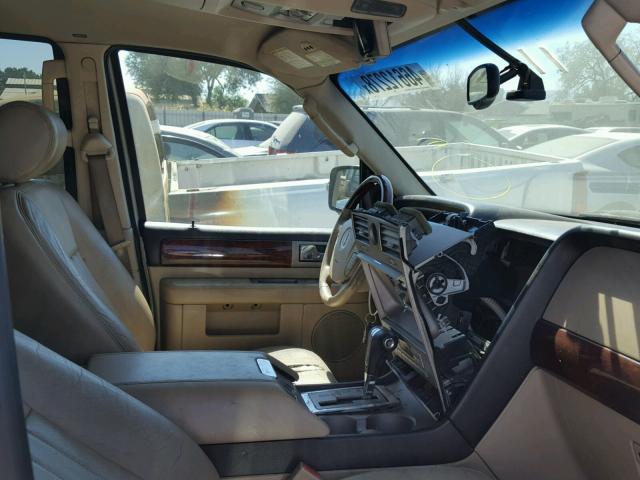 5LMFU27505LJ12582 - 2005 LINCOLN NAVIGATOR Biały zdjęcie 5