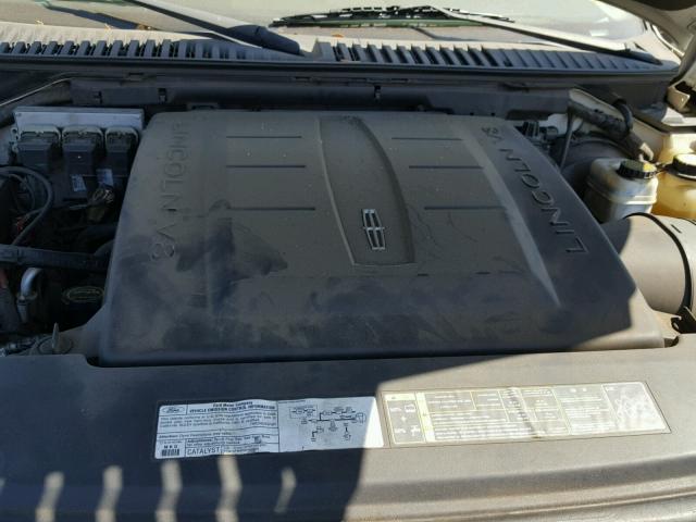 5LMFU27505LJ12582 - 2005 LINCOLN NAVIGATOR Biały zdjęcie 7