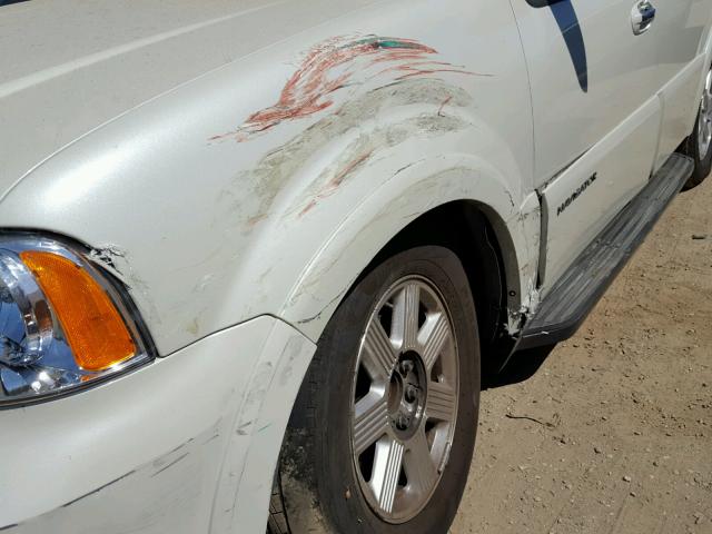 5LMFU27505LJ12582 - 2005 LINCOLN NAVIGATOR Biały zdjęcie 9