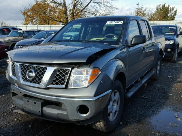 1N6AD07U46C417319 - 2006 NISSAN FRONTIER C GRAY photo 2