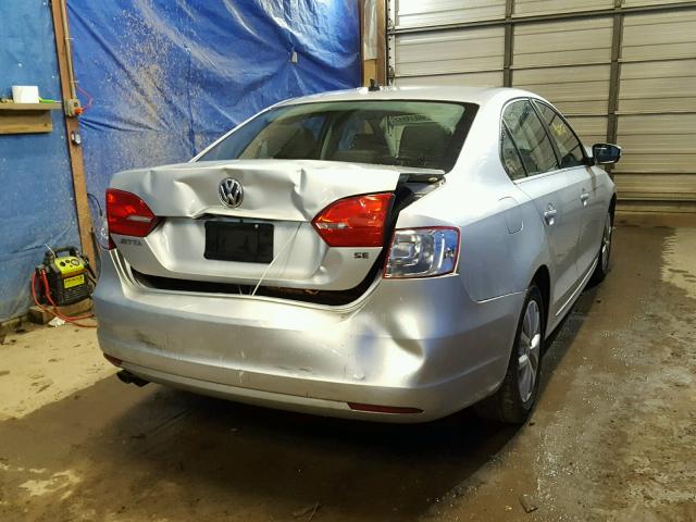 3VWB17AJ4EM358631 - 2014 VOLKSWAGEN JETTA SE Gümüş foto 4