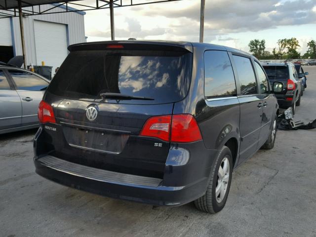 2V4RW3D18AR168783 - 2010 VOLKSWAGEN ROUTAN SE BLUE photo 4