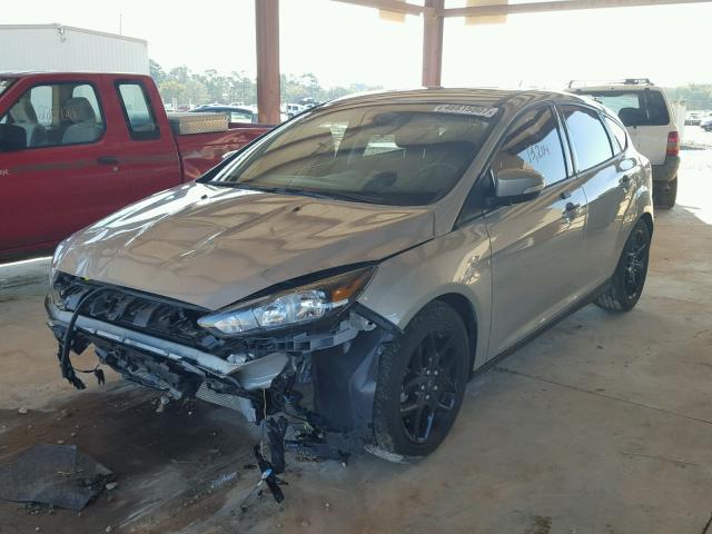 1FADP3K25GL228586 - 2016 FORD FOCUS SE SILVER photo 2